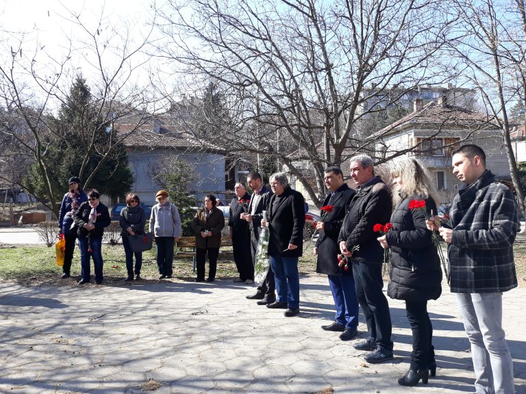 В Свищов почетоха паметта на жертвите от земетресението през 1977 г.