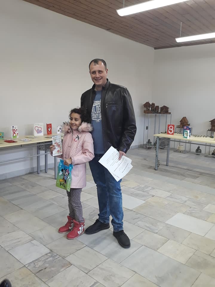 Децата на Лясковец твориха картички за Деня на мама