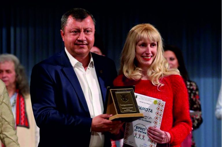 Фолклорното надиграване „Букет от ритми“ събра танцьори от 14 състава