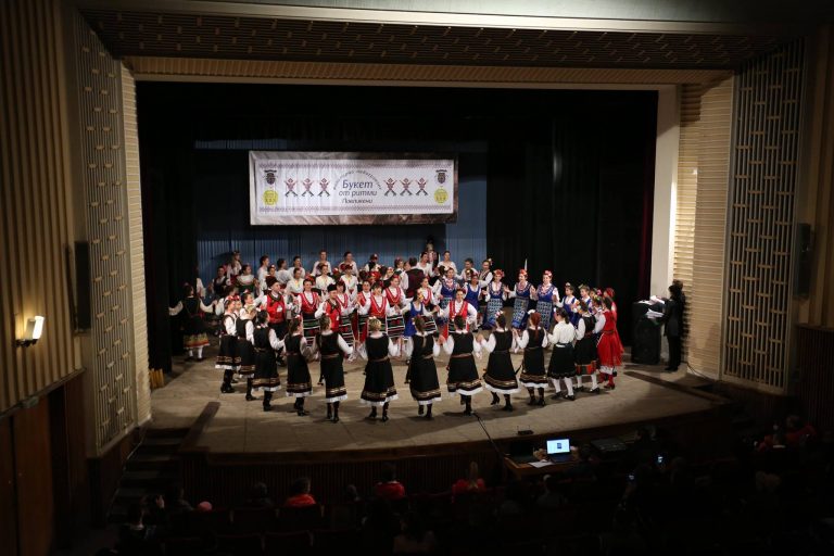 Павликени | Фолклорното надиграване „Букет от ритми“ събра танцьори от 14 състава