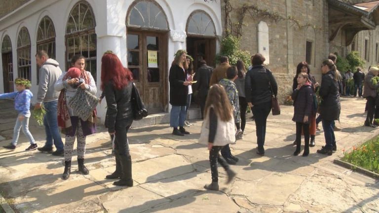 Здраве | 17 души дариха  кръв на Цветница