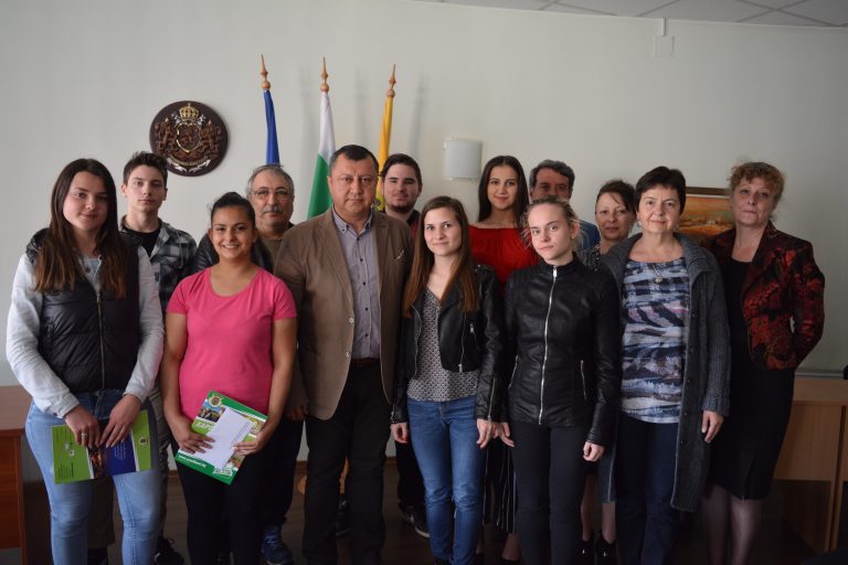 Павликени | 10 абитуриенти от Павликени  получиха помощ за бала