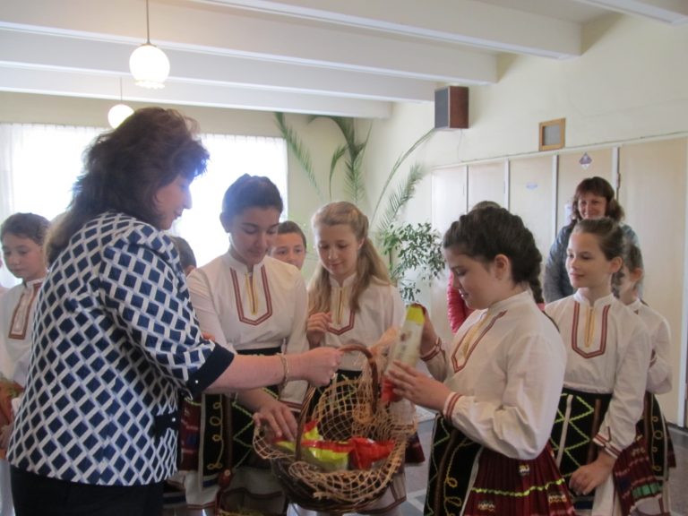 Лазарки нарекоха за здраве и берекет в Община Лясковец