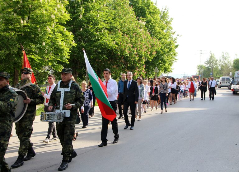 Над 600 ученици от СУ”В. Благоева” празнуваха с шествие