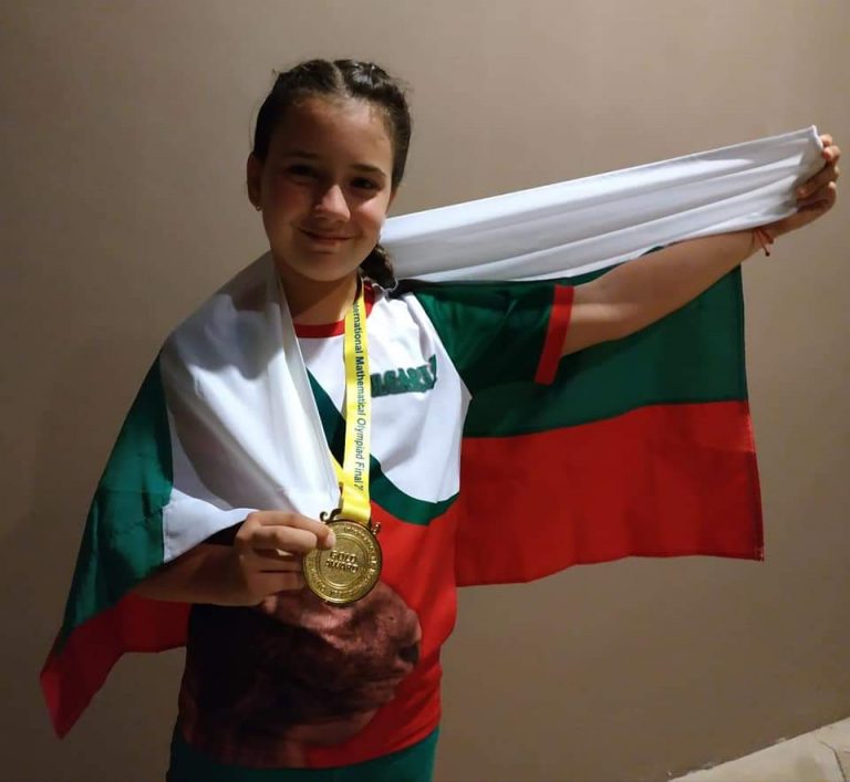 Свищов | Свищовска ученичка развя българското знаме на остров Пукет