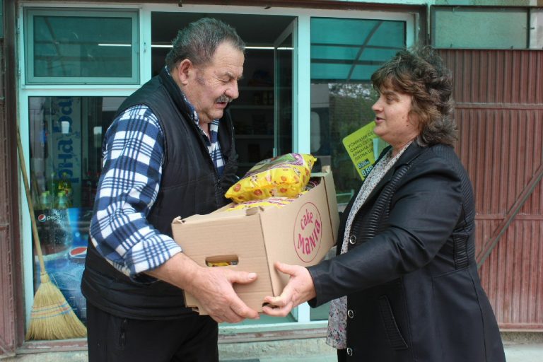 Кметът на Стражица дари козунаци и яйца на пенсионерите в общината