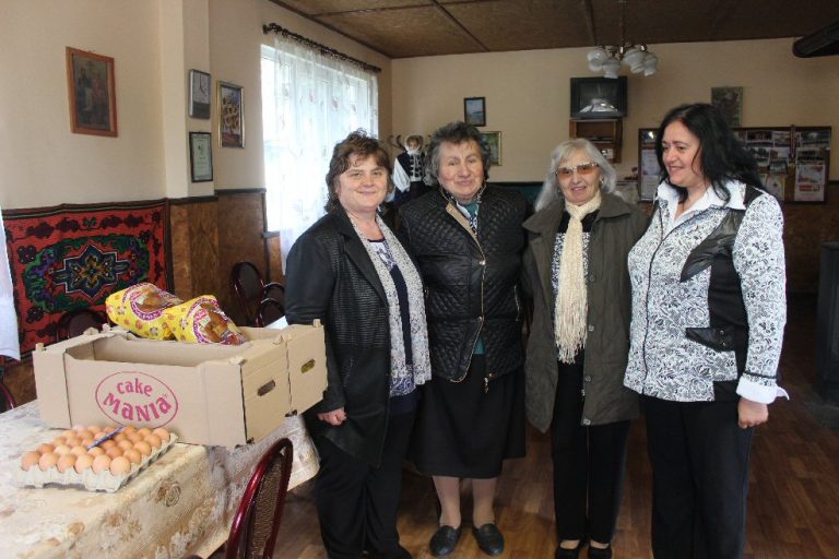 Кметът на Стражица дари козунаци и яйца на пенсионерите в общината