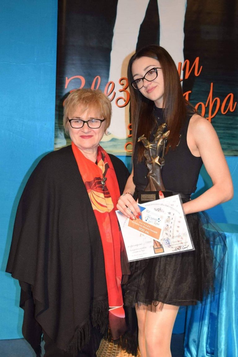 Свищовлийката Никол Борисова е тазгодишният носител на статуетката „Звездици за Лора”