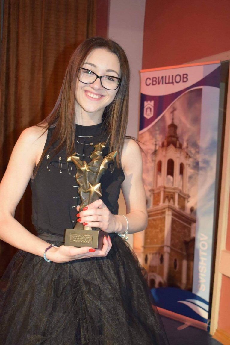 Култура | Свищовлийката Никол Борисова е тазгодишният носител на статуетката „Звездици за Лора”