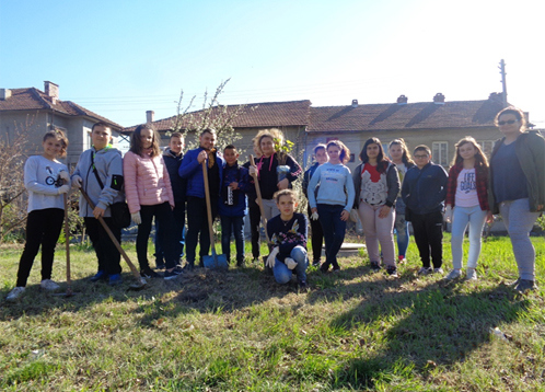 Павликени | 20 фиданки засадиха ученици от Павликени
