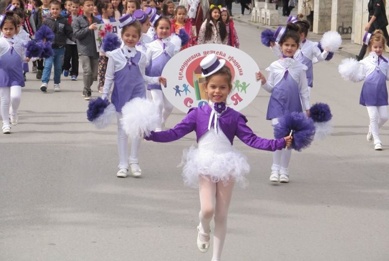 Над 3000 деца, днес известни актьори, юристи,  лекари, са огласяли ДГ “Соня” през последните 50 г.