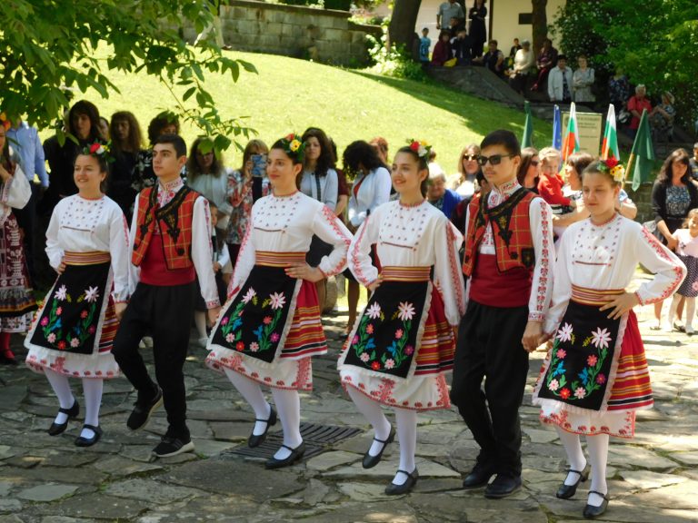 Еленчани отбелязаха тържествено своя празник