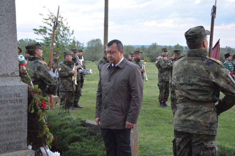 С възстановка и факелно шествие в Бяла черква отбелязаха 143 г. от Априлското въстание