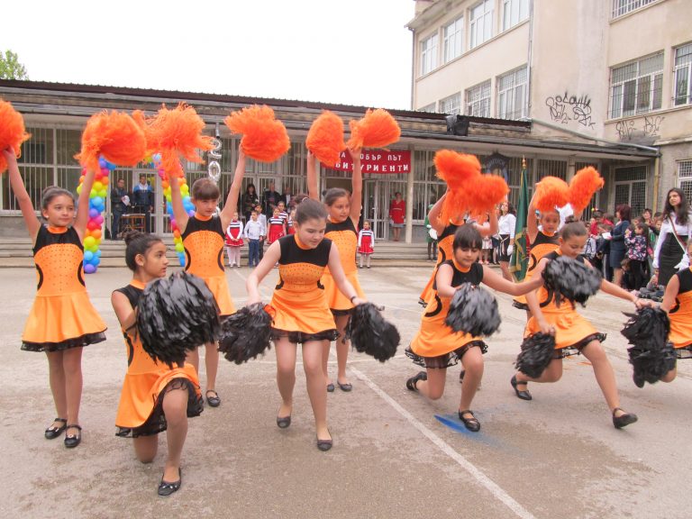 Лясковските зрелостници казаха „Сбогом” на родното училище