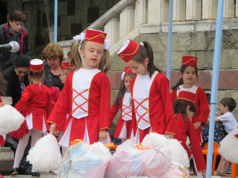 Деца и учители от лясковската детска градина „Славейче” отпразнуваха юбилей