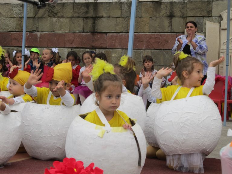 Деца и учители от лясковската детска градина „Славейче” отпразнуваха юбилей