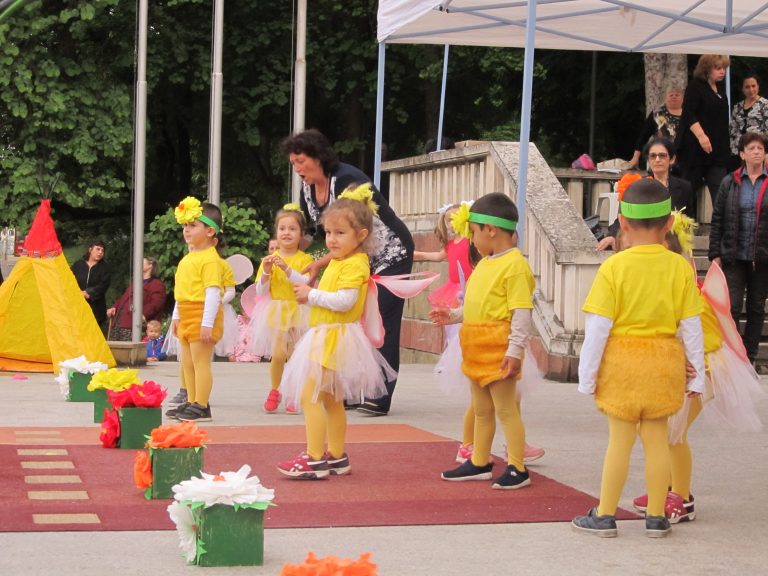 Деца и учители от лясковската детска градина „Славейче” отпразнуваха юбилей