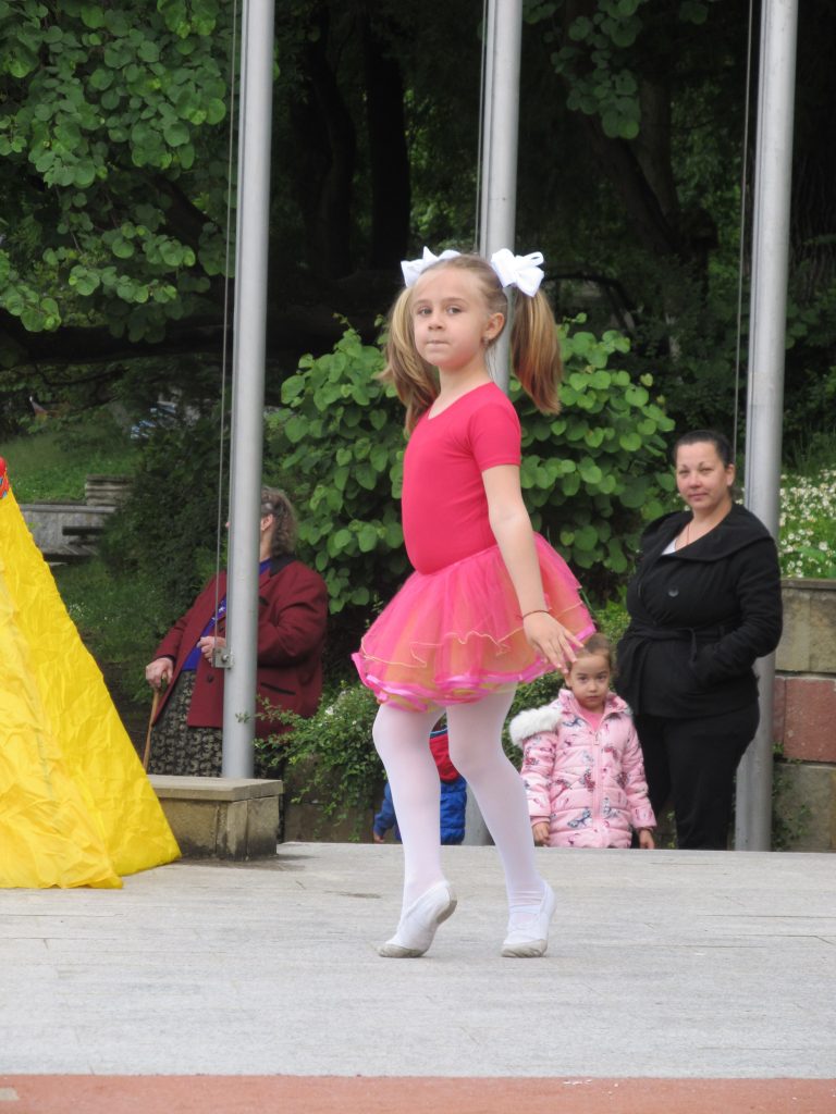 Деца и учители от лясковската детска градина „Славейче” отпразнуваха юбилей