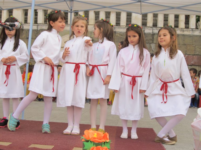 Деца и учители от лясковската детска градина „Славейче” отпразнуваха юбилей