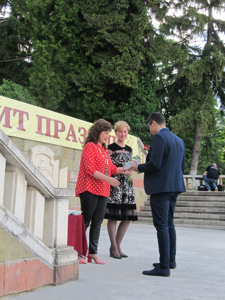 Парад на младостта и красотата бе изпращането на лясковските абитуриенти