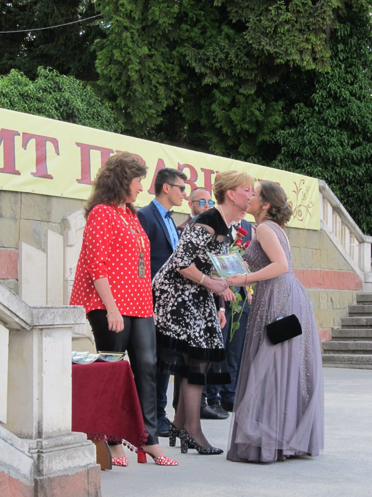 Парад на младостта и красотата бе изпращането на лясковските абитуриенти