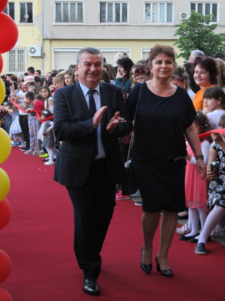 Парад на младостта и красотата бе изпращането на лясковските абитуриенти