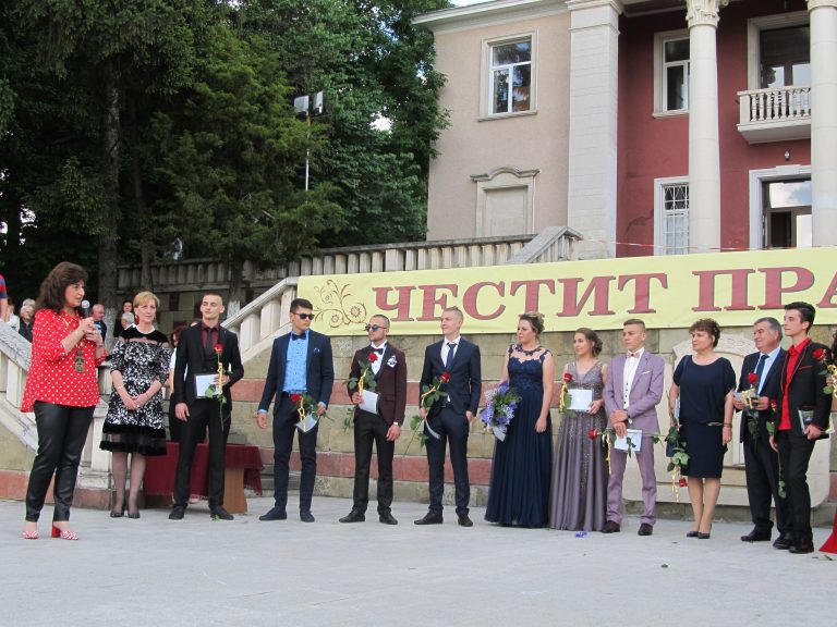 Парад на младостта и красотата бе изпращането на лясковските абитуриенти