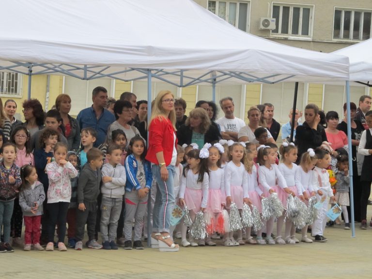 В Лясковец аниматори забавляваха децата в навечерието на празника им