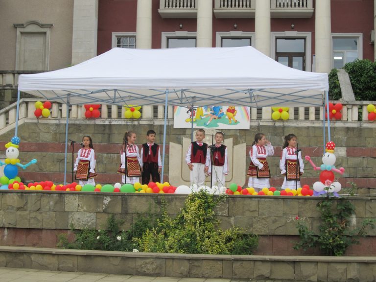 В Лясковец аниматори забавляваха децата в навечерието на празника им