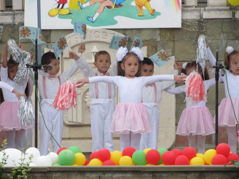 В Лясковец аниматори забавляваха децата в навечерието на празника им