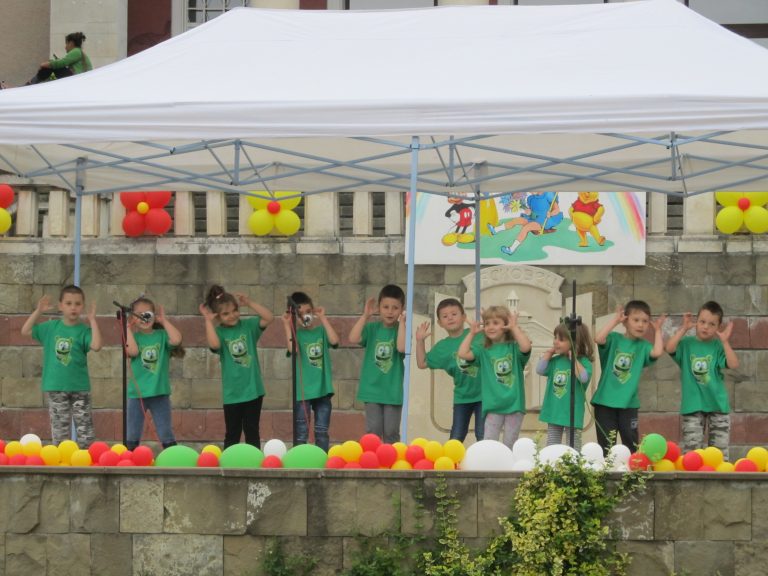 В Лясковец аниматори забавляваха децата в навечерието на празника им