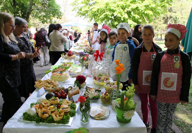 Горещи новини | Празникът на яйцето в Павликени – кулинарни  изкушения, хиляди гости и рапърите от „Скандау”