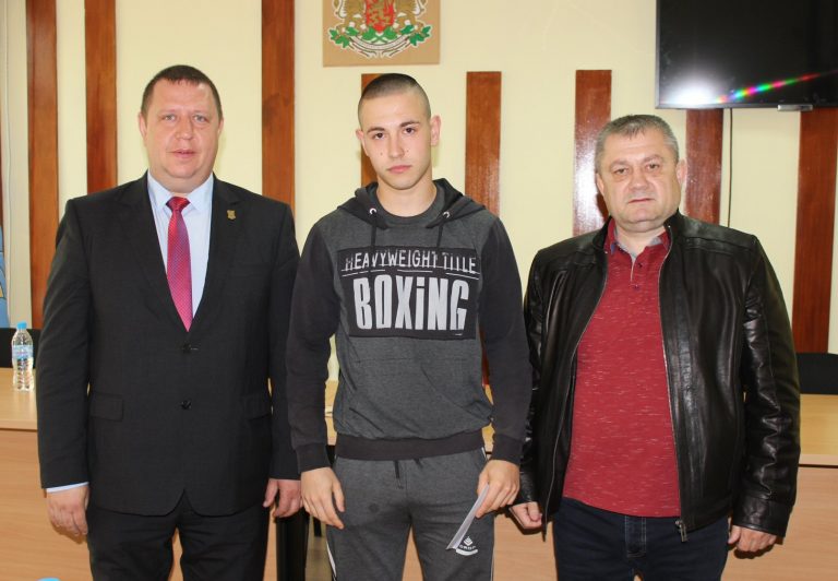 Община Стражица подпомогна 13 абитуриенти в затруднено социално положение