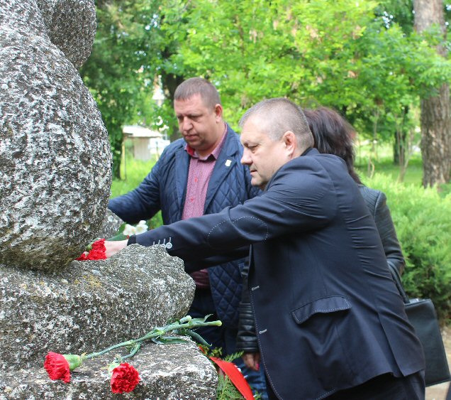 Поклонение за тримата ятаци организираха от БСП – Стражица