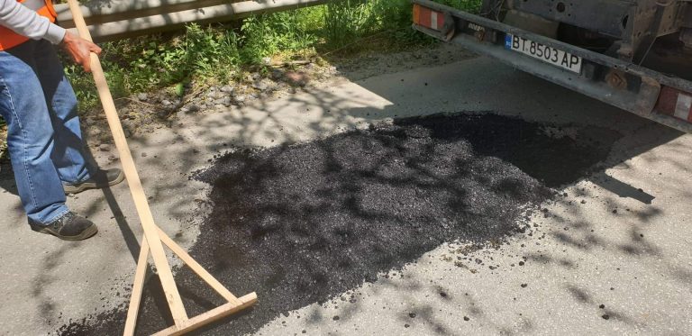 АПИ чисти пътните банкети на пътя Свищов – Ореш