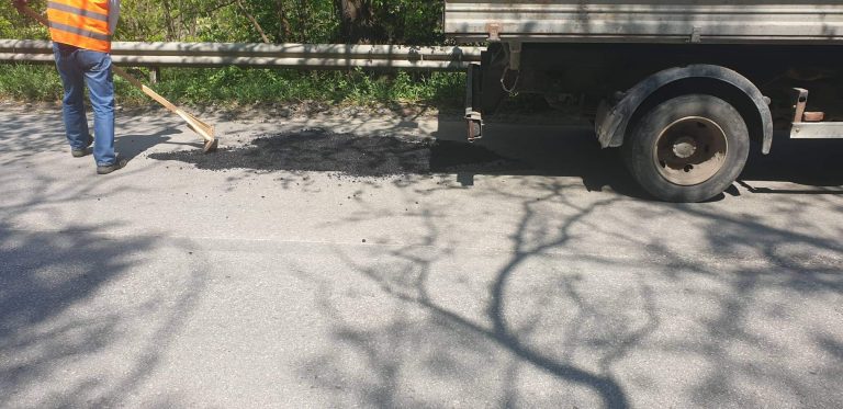 Свищов | АПИ чисти пътните банкети на пътя Свищов – Ореш