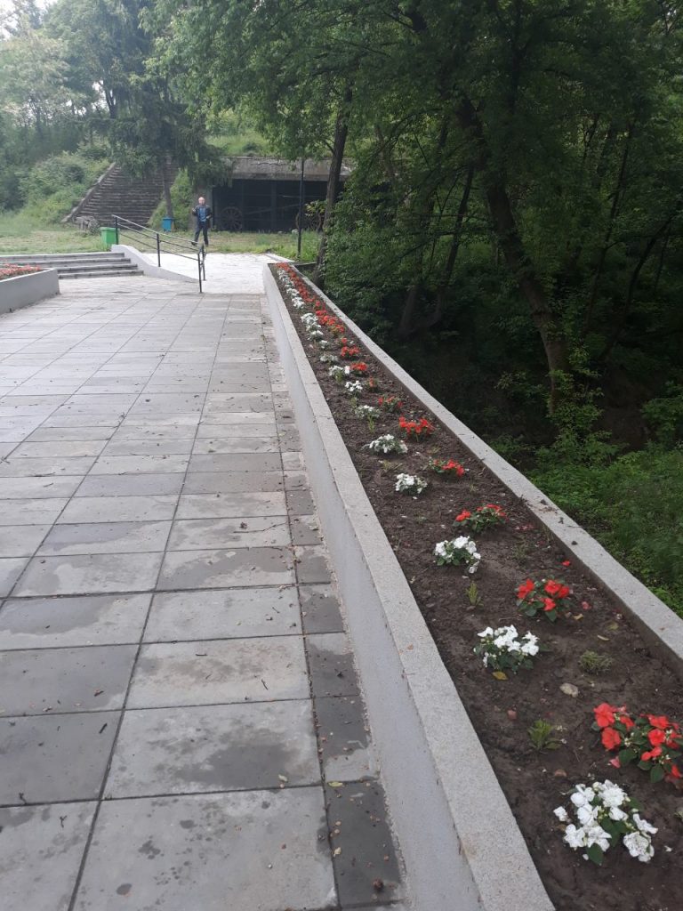 Свищов | Нови цветни алеи красят ремонтирания мост в местността „Паметниците“ край Свищов