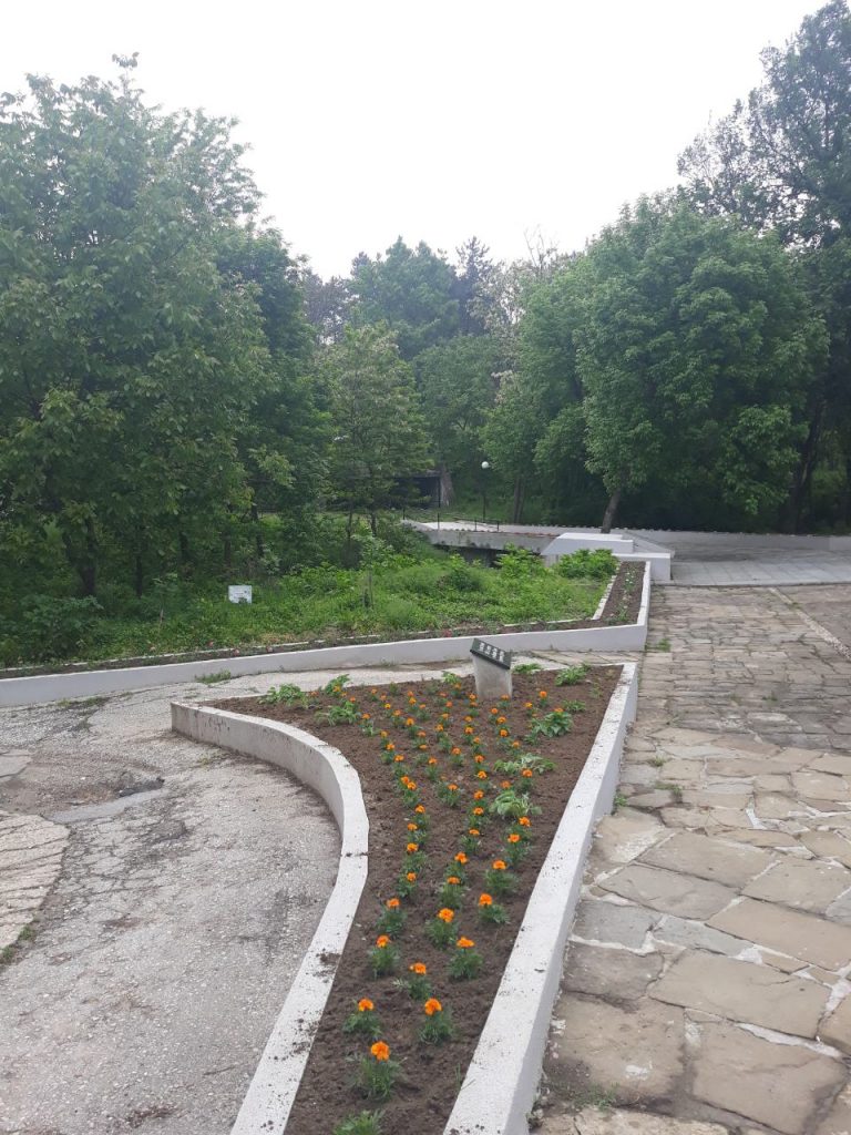 Нови цветни алеи красят ремонтирания мост в местността „Паметниците“ край Свищов