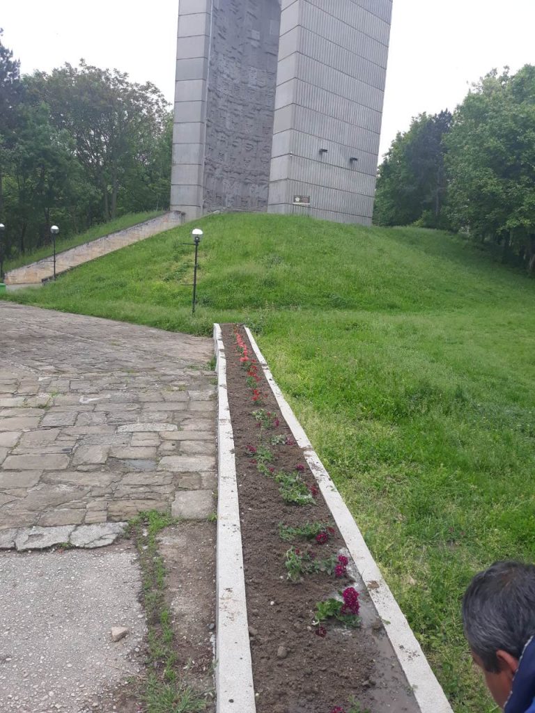 Нови цветни алеи красят ремонтирания мост в местността „Паметниците“ край Свищов