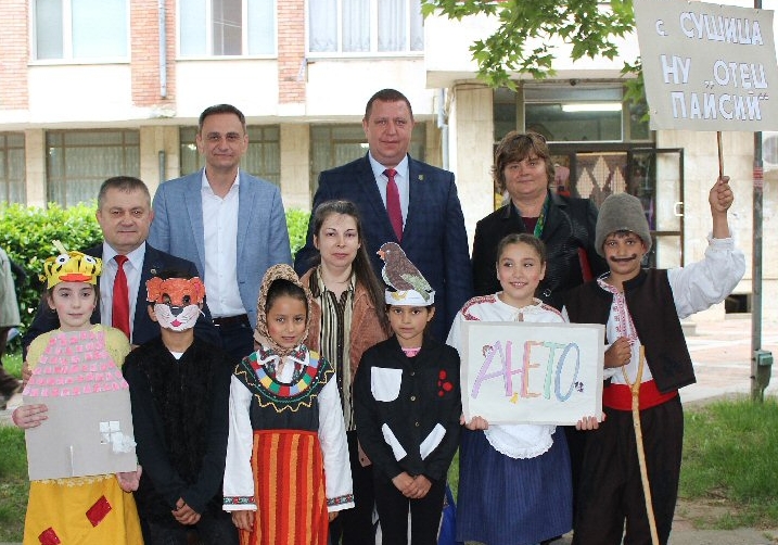 Приказни герои оживяха в Стражица