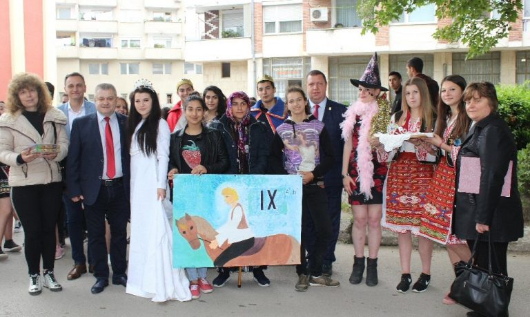 Приказни герои оживяха в Стражица