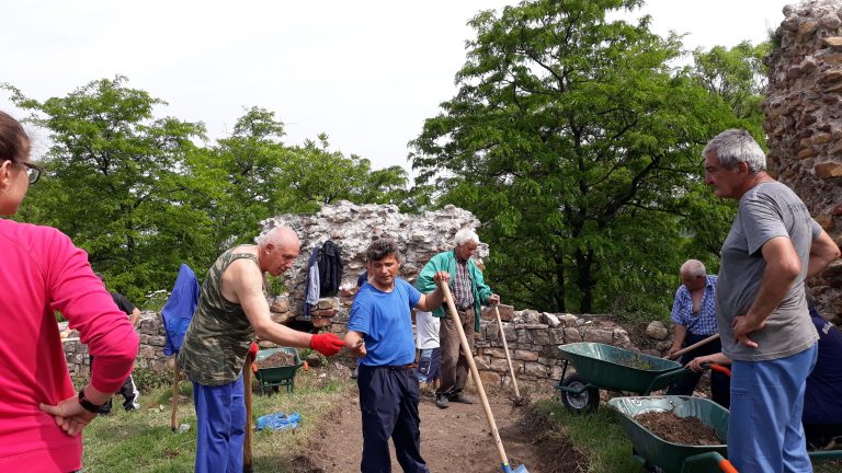 Проф. Николай Овчаров проучва резиденцията на граф Дракула в Свищов