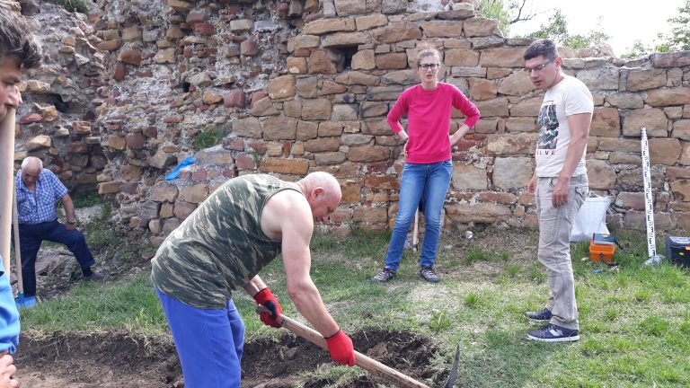 Проф. Николай Овчаров проучва резиденцията на граф Дракула в Свищов