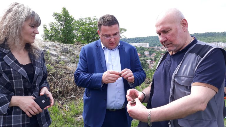 Проф. Николай Овчаров проучва резиденцията на граф Дракула в Свищов