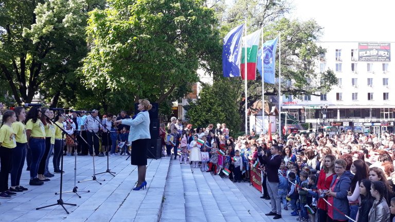 Свищов | Празнично шествие изпълни улиците на Свищов