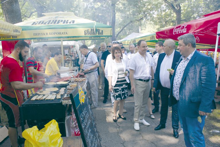 Тонове мезета изядоха гостите на  Празника на горнооряховския суджук