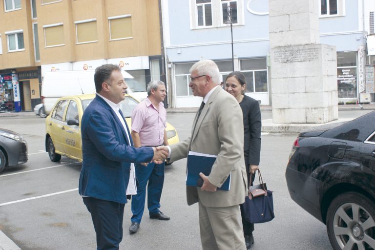 Горещи новини | С до 250 лева вдигат заплатите на лекарите