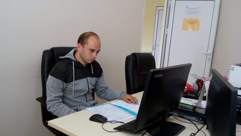 Администрацията в Свищов назначи двама безработни младежи