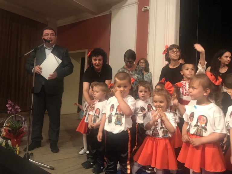 ДГ „Радост“ в Свищов празнува 45-годишнина с вълнуващ спектакъл