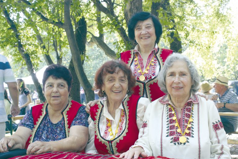 Млади и стари пазители на българщината се веселиха край Петропавловския манастир